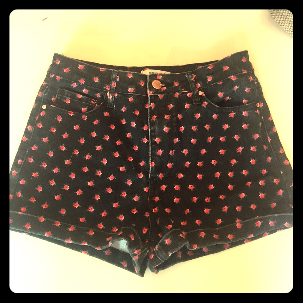 Rose detailed black jean shorts